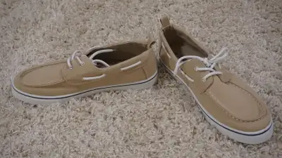 These are size 9 I paid $65 for them, wanting $15 firm. Please look at my other adds, I have over 90...