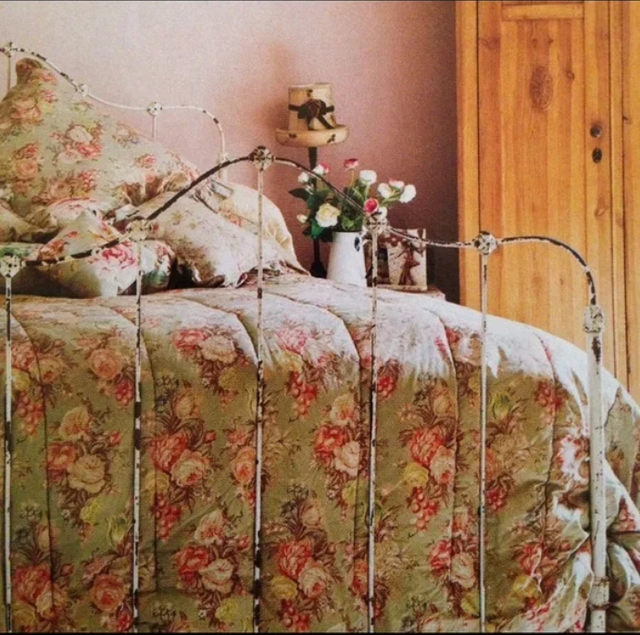 Ralph Lauren Queen Comforter Set in Bedding in Stratford - Image 2