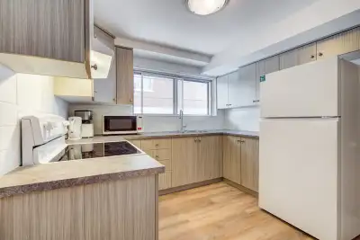 Magnifique chambre à louer à Montréal dans le quartier Saint-Léonard. Colocation de filles. Idéale p...