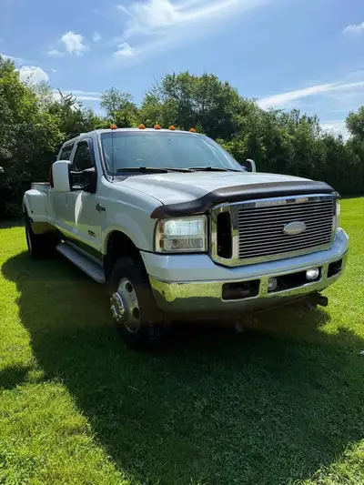 Beau F350 King Ranch 6L Diesel 4x4 4 grosse porte avec grande boite mon camion l’intérieur est tout...