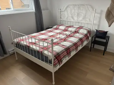 Lit double en métal blanc avec sommier – Excellent état, View more