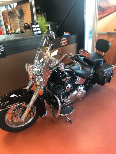 2017 Heritage Softail 103 motor. Only 8900 km Like new New tires. Neefs nothing Touring and standard...