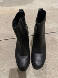 Sorel chealse boots size 7
