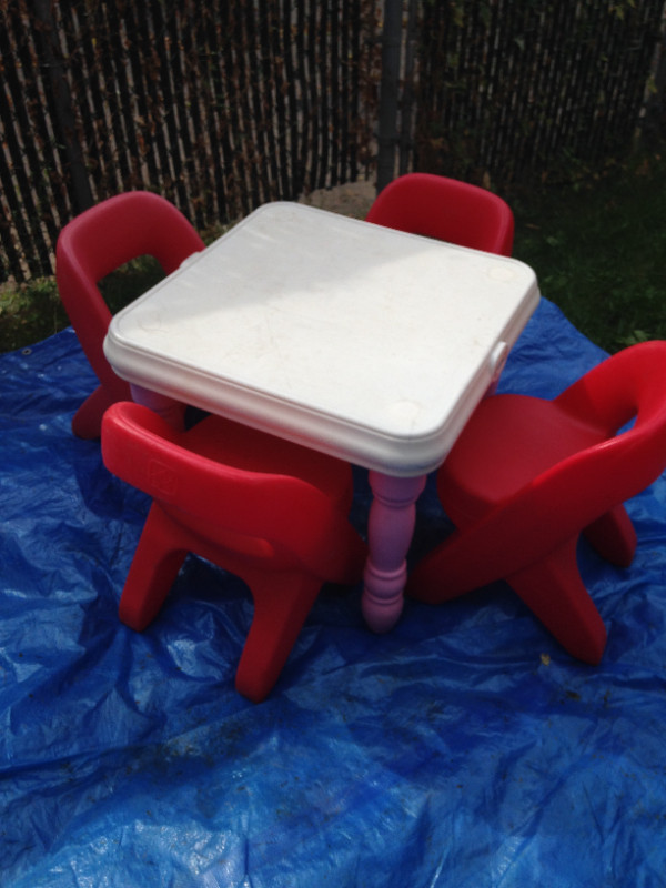 TABLE ET CHAISE ENFANT LITTLE TIKES dans Jouets et jeux  à Ville de Montréal