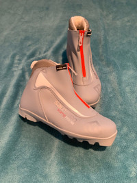 Solomon size 5.5 women’s/unisex Cross country ski boots. 