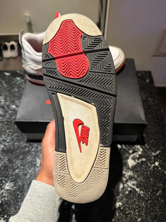 Jordan 4 Size 10.5 in Men's Shoes in Mississauga / Peel Region - Image 6