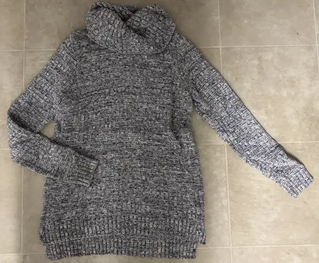 Women’s Sweater in Women's - Tops & Outerwear in Kitchener / Waterloo - Image 2