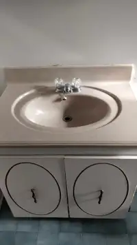 Dessous meuble - lavabo avec robinet.