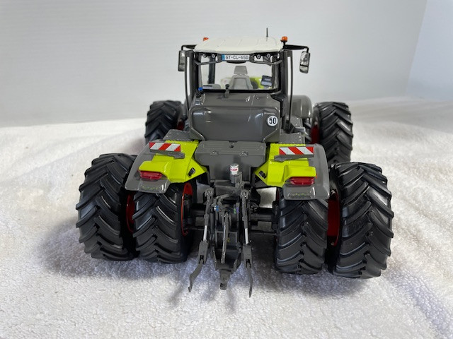 1/32 CLAAS XERION 12.650 High Detail 4wd Farm Toy Tractor in Toys & Games in Regina - Image 4