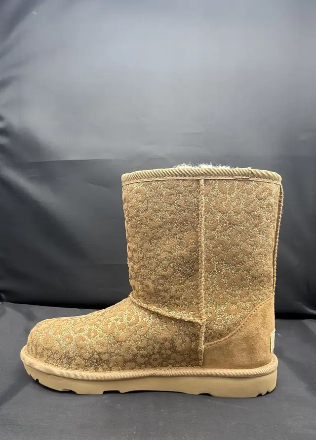 UGG boots (Youth size 4) in Kids & Youth in Markham / York Region - Image 6