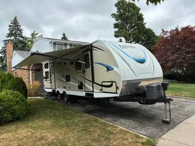 Great family trailer, sleeps 6. Front bedroom with queen bed, seperate entrance from outside, storag...