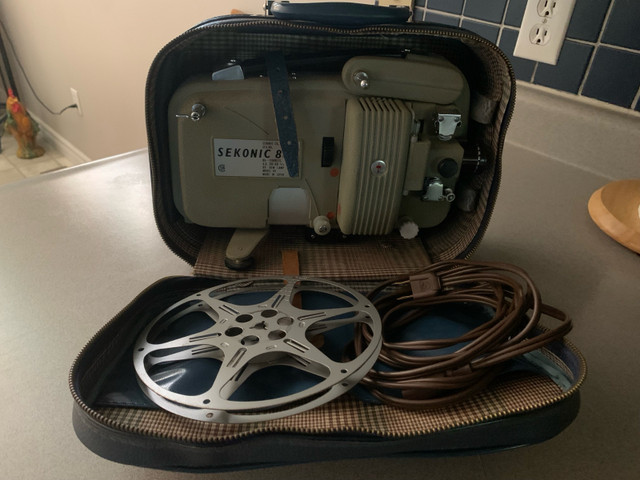 Sekonic Zoom 80-P Projector in Cameras & Camcorders in Chatham-Kent