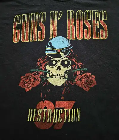 Rock out with this vintage Guns N' Roses t-shirt, commemorating their 1987 UK tour; this is a size l...