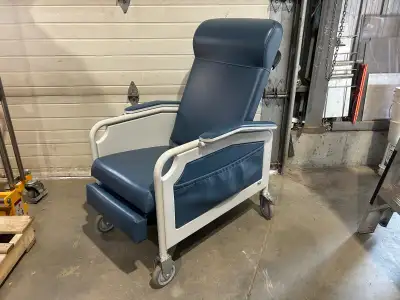 Chaise médicale de convalescence --- Medical convalescent chair, View more