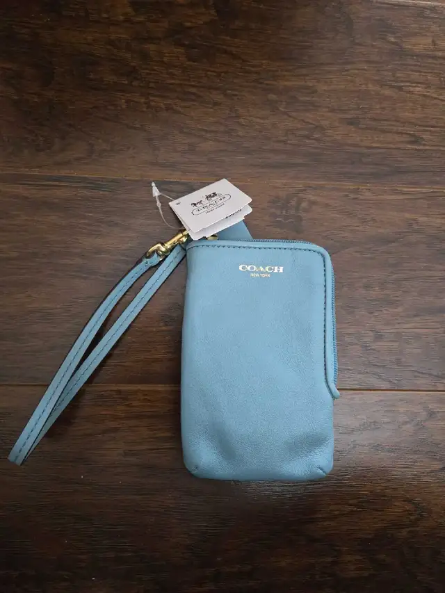 New coach wristlet in Women's - Bags & Wallets in Barrie - Image 2