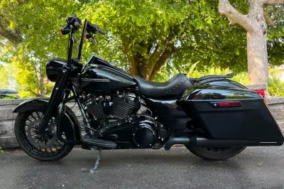 2017 Harley Davidson Road King Special (FLHRXS) 107 cu in (1750 cc) Tuned Milwaukee Eight engine 6 s...