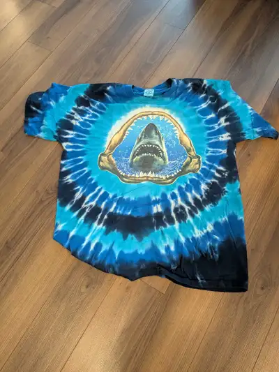 Get ready to make a splash with this pre-owned 1991 Giant Shark tie-dye T-shirt, featuring a strikin...