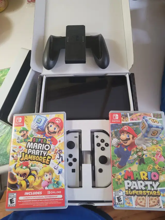 Nintendo switch OLED + 3 Games in Nintendo Switch in City of Montréal - Image 3