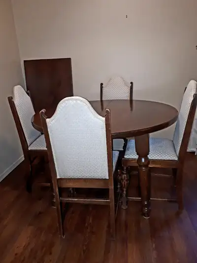 Round 48" diameter solid wood dining table with 5 chairs. 2 x 12" leafs expands table up to 48" x 72...