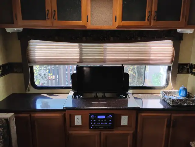 27 ' travel trailer with 2 slides in Travel Trailers & Campers in Port Alberni - Image 9