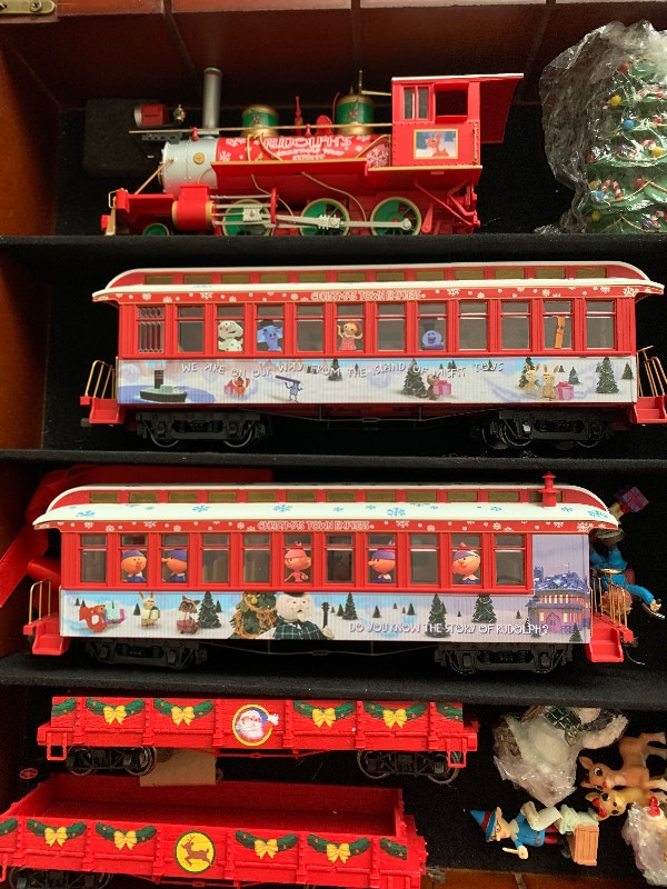 Christmas Hawthorne Village Rudolph Train Set and Display Case Arts