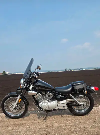 This 2015 Yamaha Vstar 250 is in excellent and it's showroom condition. Light weight and easy manuve...