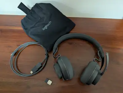 Logitech Wireless Bluetooth Headset with noise cancelling microphone,in black. Comes with original c...