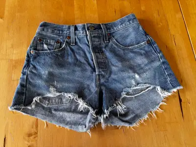 Short Levi's (grandeur 25) NEUF, View more