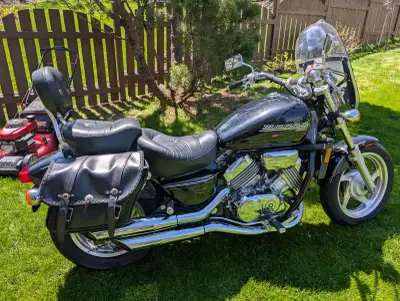 Cruiser with a liquid-cooled, 748cc 90-degree V4 engine that outputs 87 horsepower at 9,000 RPM, pai...