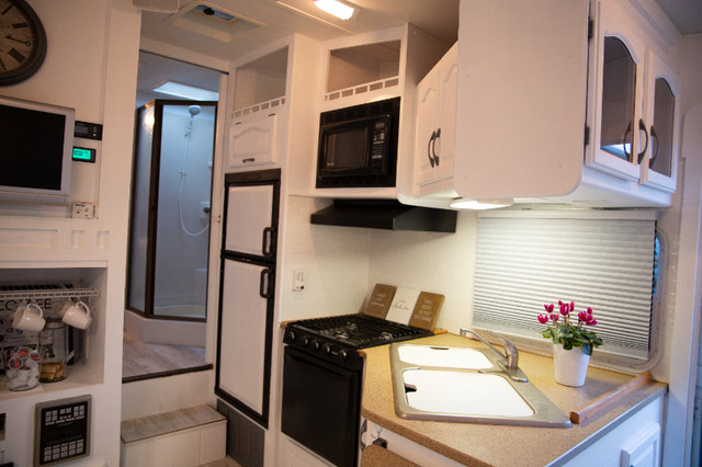 5th Wheel - light, bright and fun renovation; goes off-road in Travel Trailers & Campers in Penticton - Image 3