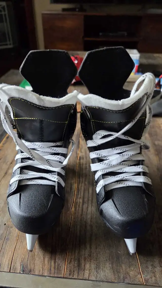 Hockey Skates youth size 13 in Skates & Blades in City of Toronto - Image 3