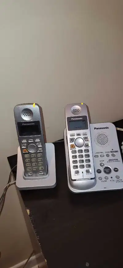 Téléphone sans fil avec répondeur et 2 combinés viens avec la boite d'origine. Pas trop utilisé Prix...