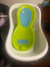 Baby bath tub with infant insert 