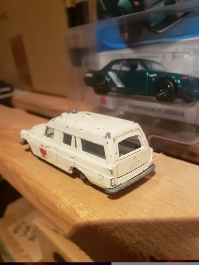 VINTAGE 1960s Lesney Mercedes Benz Ambulance White OPENING DOOR in Arts & Collectibles in Markham / York Region - Image 3
