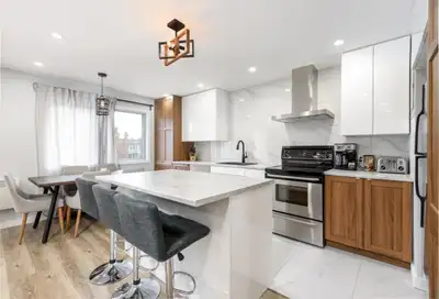 très grande chambre dans un magnifique logement situer au 2 ieme étage, balcon PRIVÉ dans la chambre...