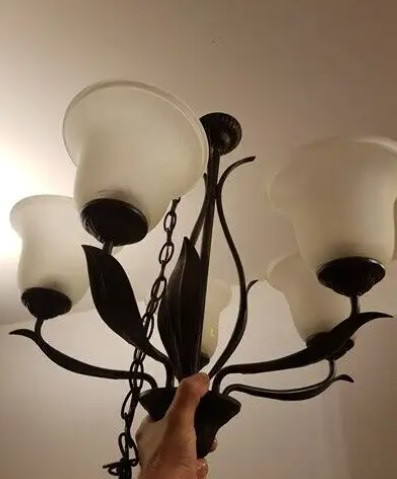 Lustre 5 bras, Ceiling lamp 5 arms 55$, parfect condition, comes dans Éclairage intérieur et plafonniers  à Ville de Montréal