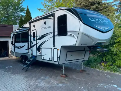 Keystone Cougar 30 RLS 2021 – Prête pour la saison de camping. Superbe roulotte à sellette au look f...