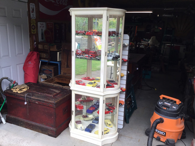 White Wooden Curio Cabinet $200 in Hutches & Display Cabinets in Trenton - Image 2