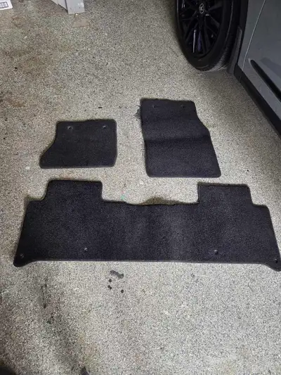 For sale are land rover discovery floor mats. Fits land rover discovery 2017 to present. One rubber...