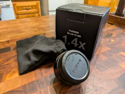 Téléconvertisseur Fujifilm XF1.4x Usagé comme neuf Viens avec les bouchons originaux et le sac origi...