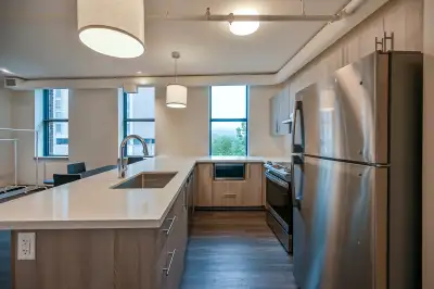 401-121 King St. E