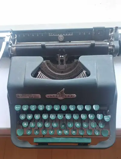 Selling Underwood manual typewriter AS IS. Cannot confirm working state. Cash and pick-up please.