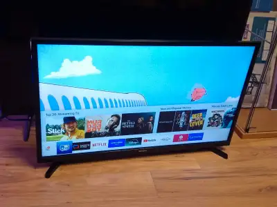 Tv samsung inteligente 32p propre Wifi YouTube dysnwy+ Belle image et son Avec sa manette d'origine...