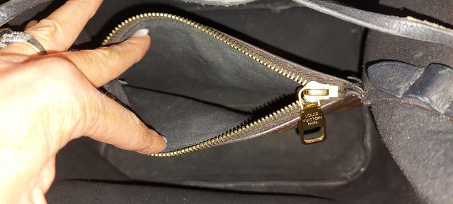 Louis Vuitton Purse in Women's - Bags & Wallets in Strathcona County - Image 4
