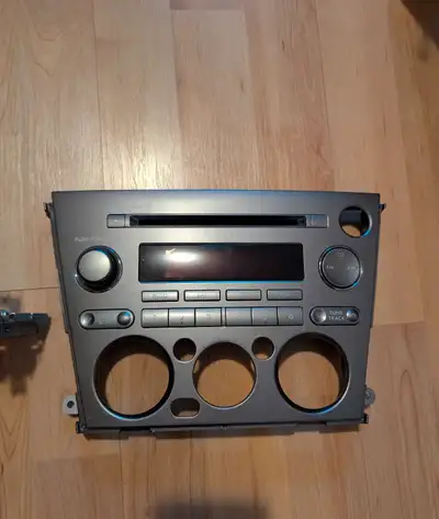 Radio / unité audio AM/FM/CD d’origine pour Subaru Outback, années 2005 à 2006. Compatible avec plus...