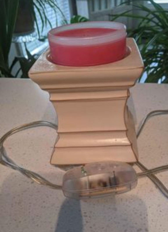 Scentsy Wax Warmer in Home Décor & Accents in Edmonton