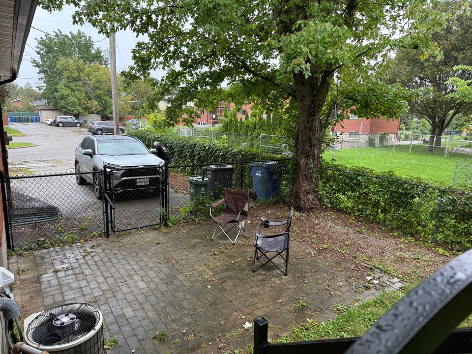 3 bedroom House -fenced yard-next to Park 2