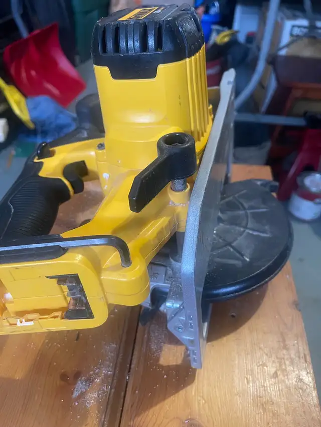 DeWalt Circular Saw 6 1/2 “ cordless in Power Tools in Oakville / Halton Region - Image 5