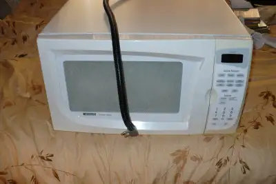kenmore 1100 watt microwave 22 W x 16.5 D x 12.25 H in. in excellent condition