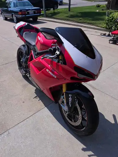 2008 - DUCATI 1098 S 21000km Recent voltage regulator and battery Lots of Carbon and tasteful upgrad...